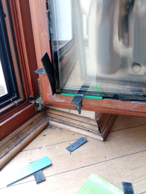 Заміна склопакета в дерев'яному вікні